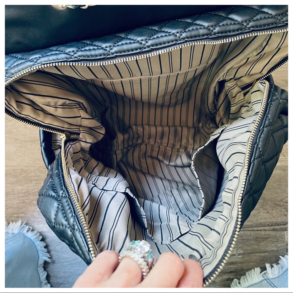 BACK IN STOCK✨✨✨Quilted Faux leather Fabulous Travel Rolling bag - Picture 8 of 12